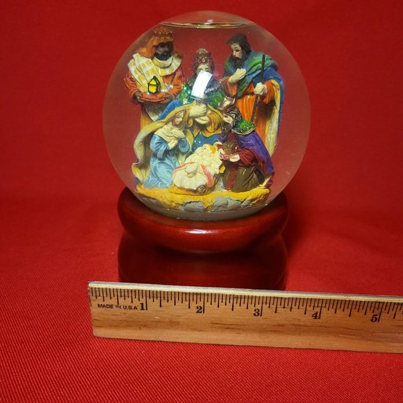 St Nicholas Square Musical Snow Globe Plays Silent Night - Picture 8 of 12